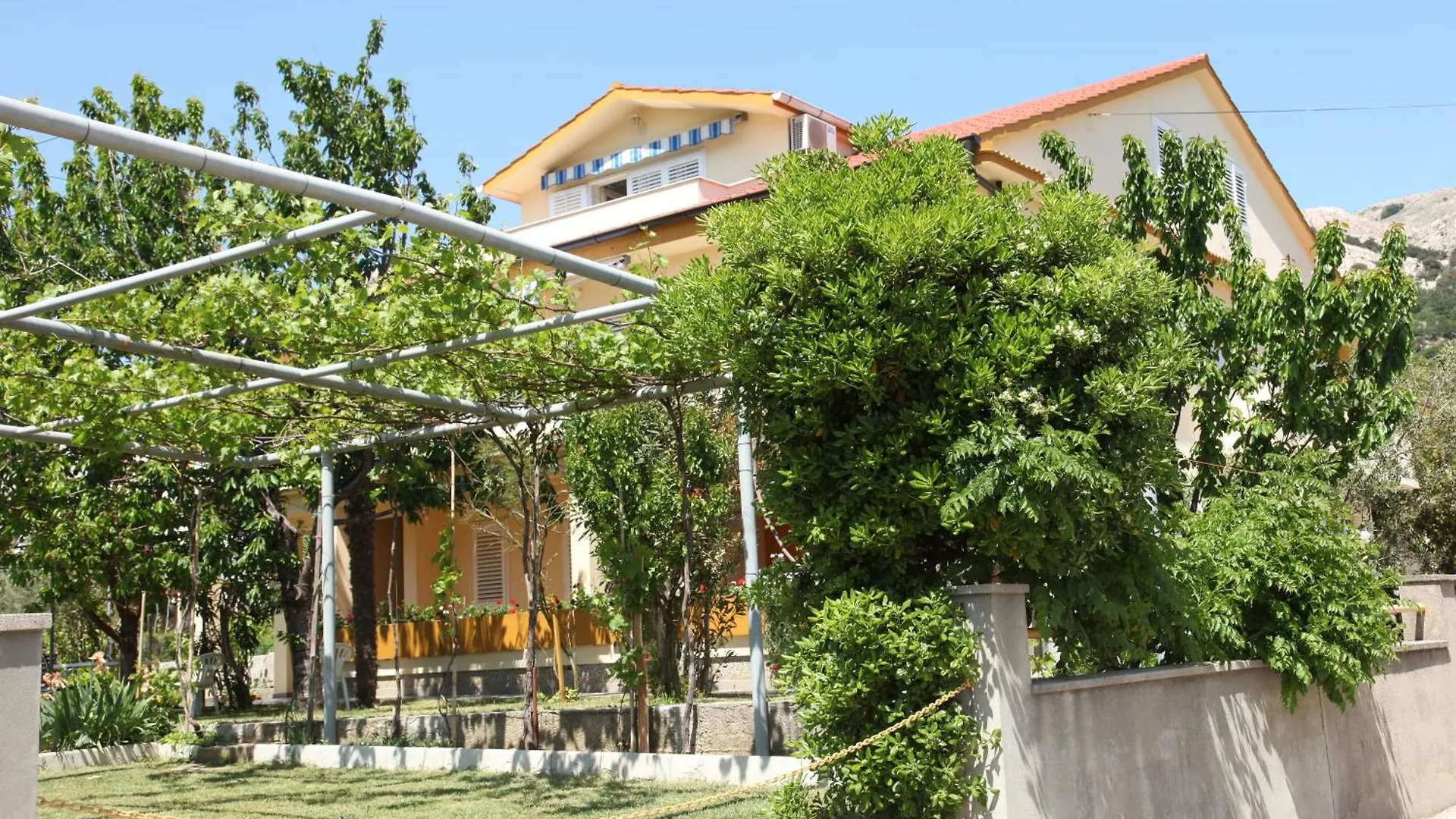 באסקה Apartments & Room Jagoda 3*,